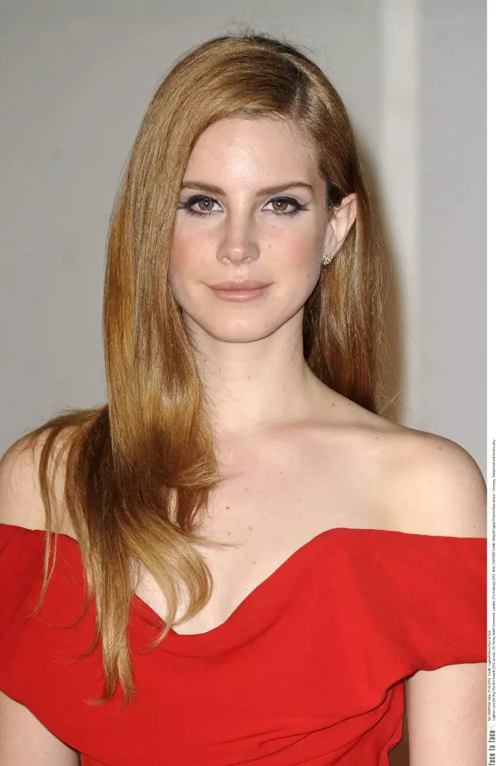 Lana Del Ray a fost dependentă de alcool în adolescență, însă după vârsta de 20 de ani nu a mai băut.