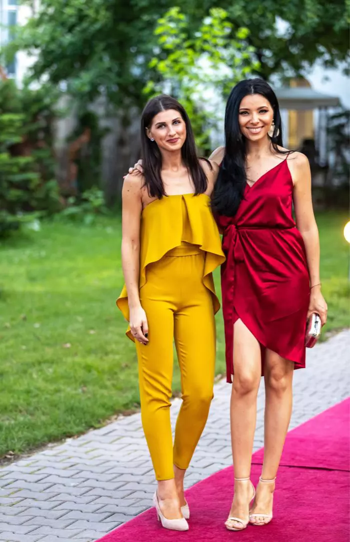 Corina Caragea și sora ei, Alexandra