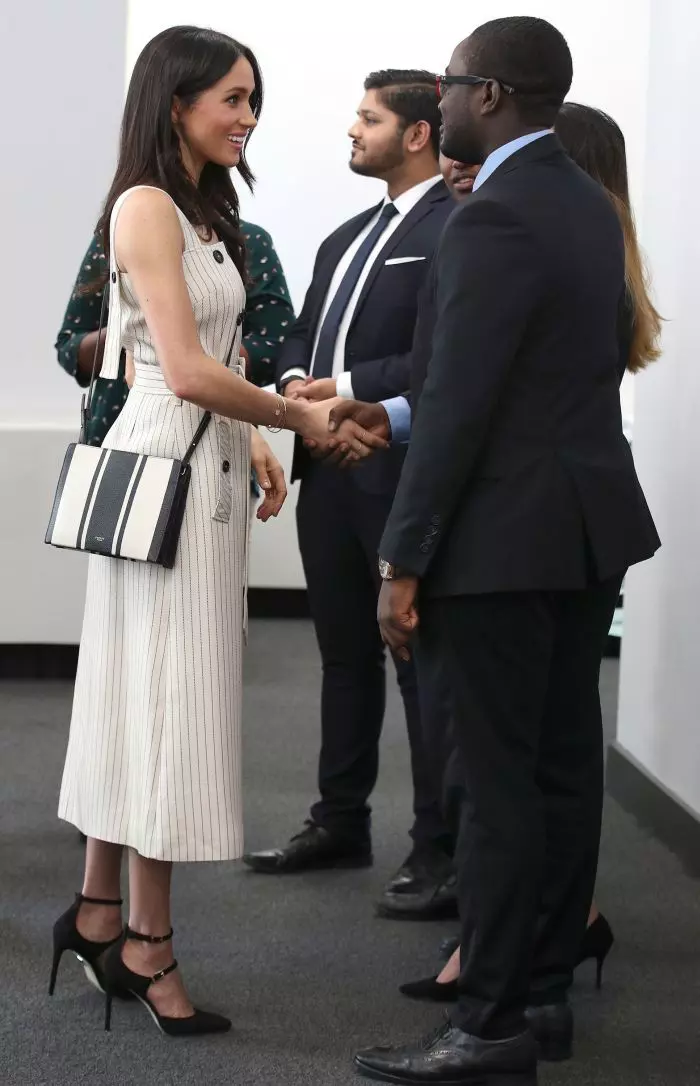 Geanta purtată transversal a dispărut din garderoba lui Meghan după ce a devenit soția Prințului Harry.