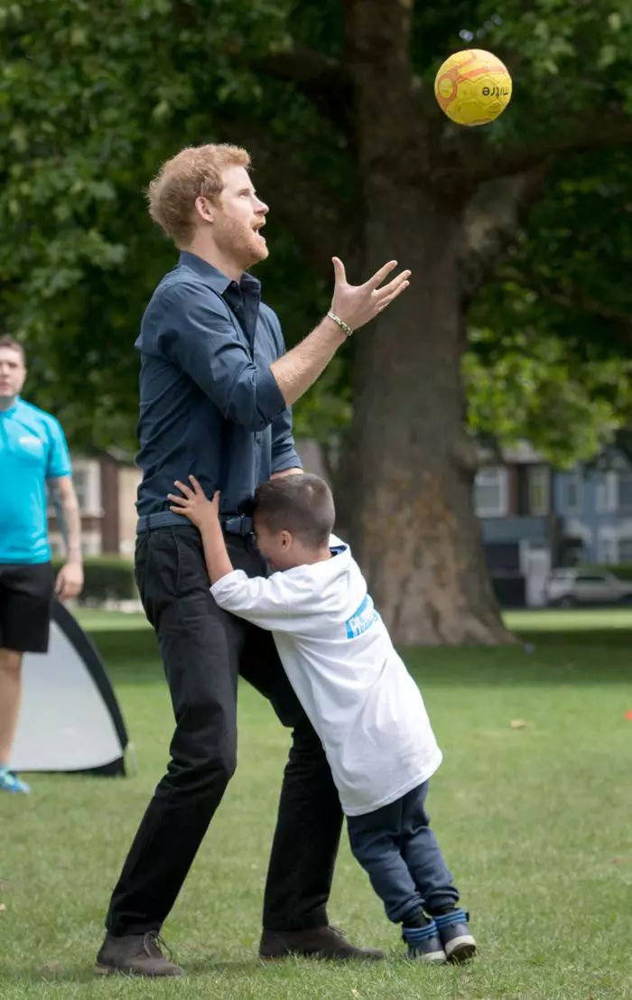 Prințul Harry, în Central Park, pare să se simtă de vârsta copiiilor cu care se joacă.
