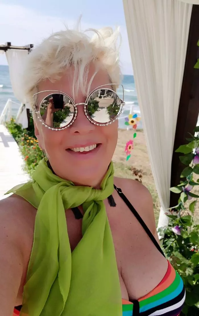 Silvia Dumitrescu poartă costum de baie