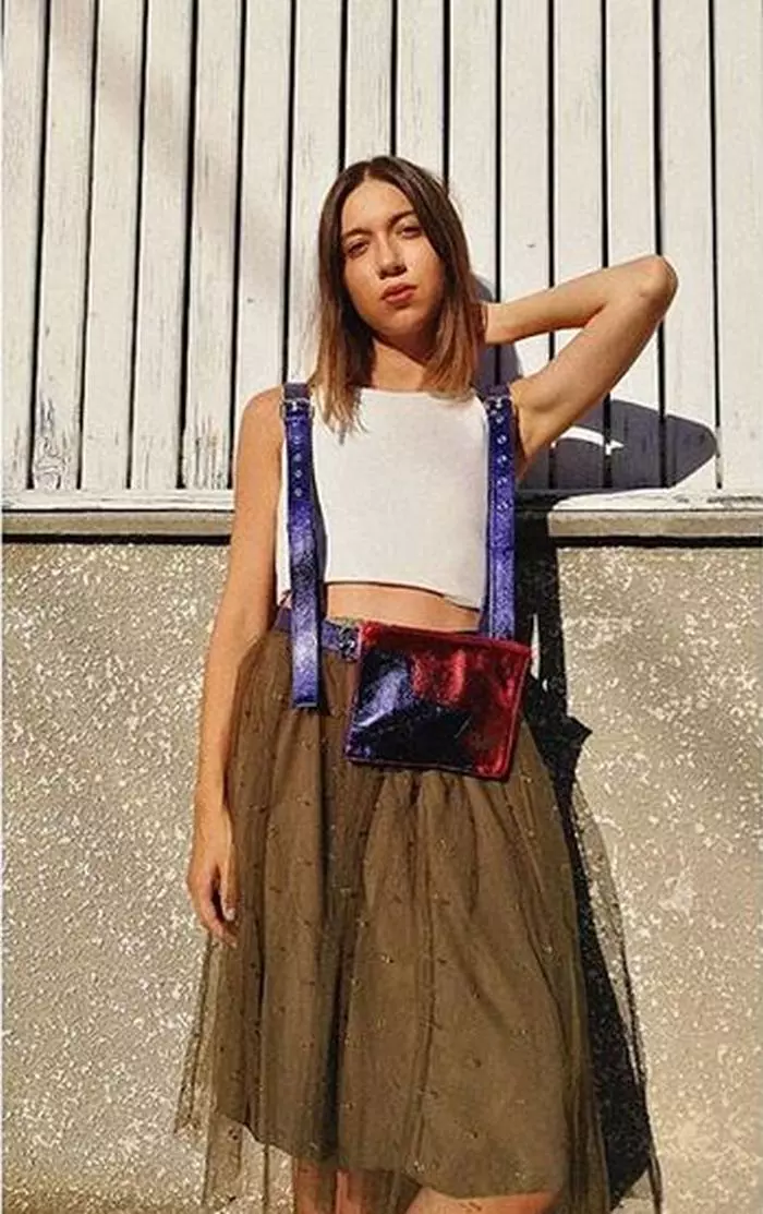 Maria, fiica Emiliei Popescu. creează haine