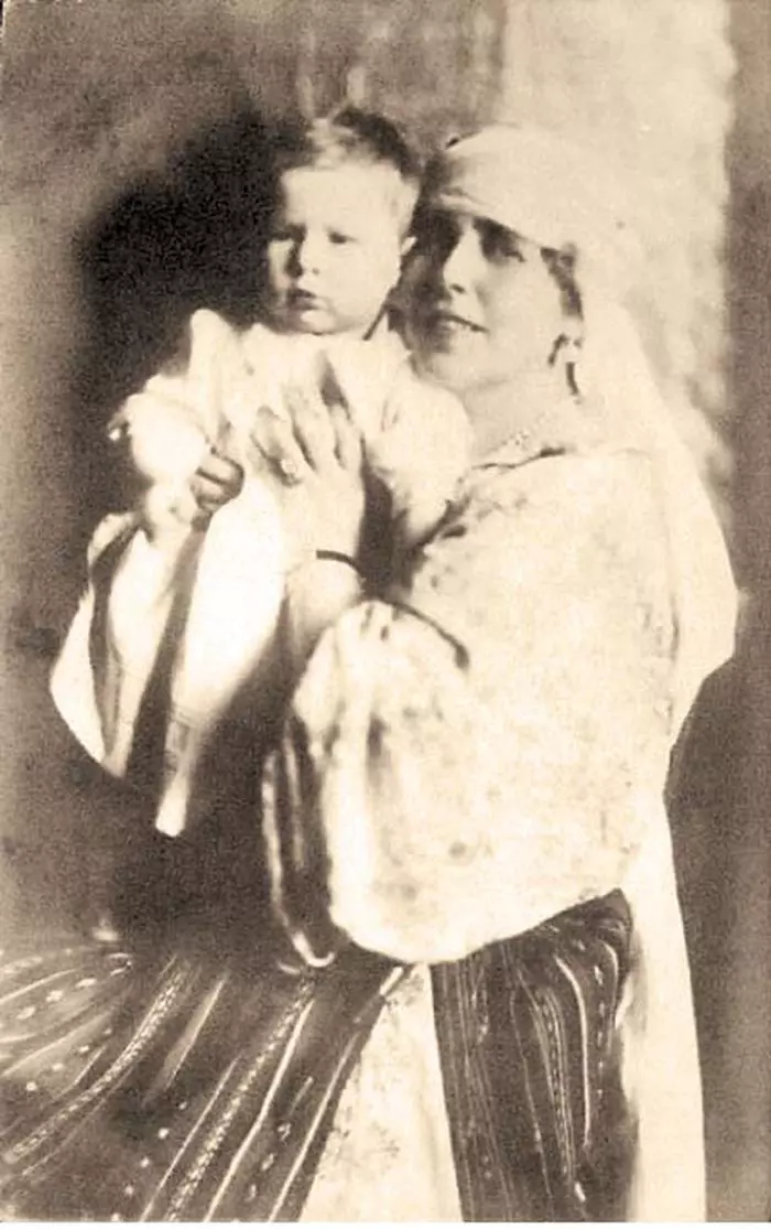 Regele Mihai și Regina Maria, bunica paternă