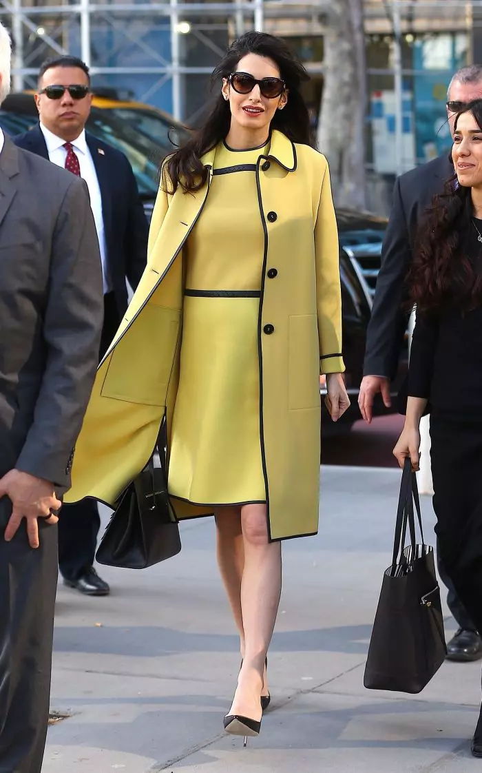 Amal își ascunde burtica sub rochiile lărguțe și sub paltoane. De această dată a purtat o rochie galbenă și un palton în aceeași nuanță de la Bottega Veneta de 3.000 de lire.