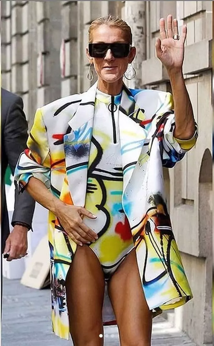 Artista a defilat pe străzile Parisului în costum de baie.