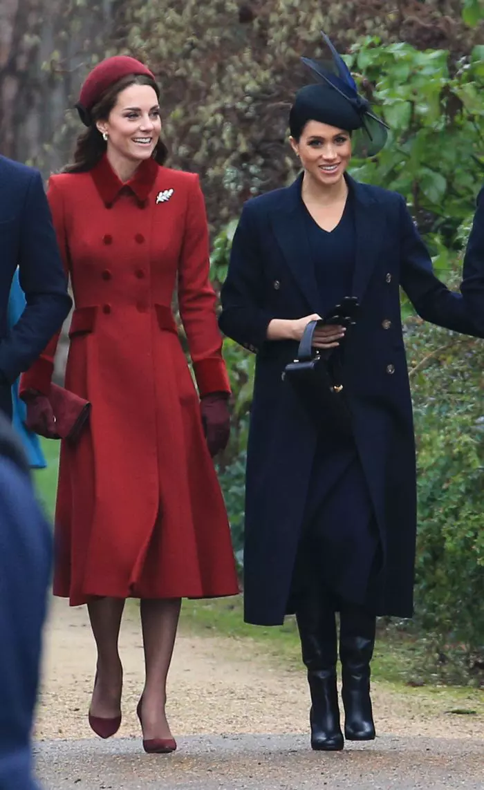 Meghan Markle, cu mâna pe burtică