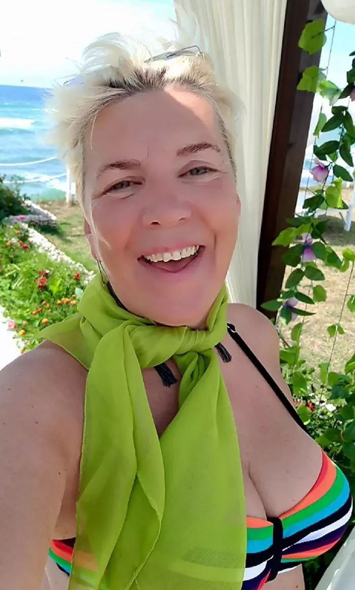 Silvia Dumitrescu poartă costum de baie