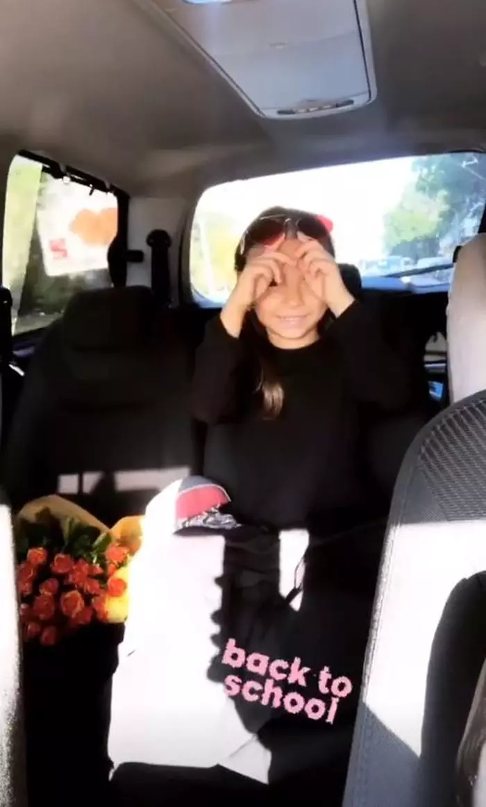 Fetița Giuliei în prima zi de școală