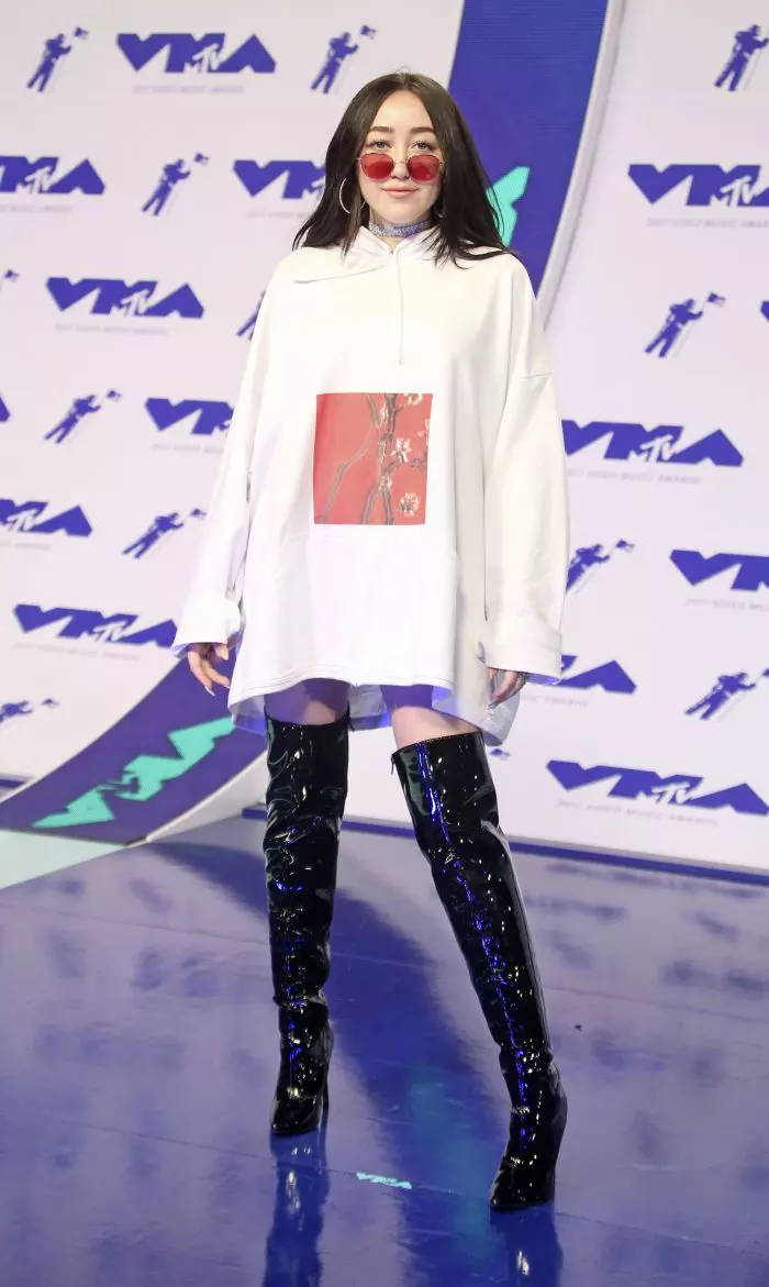 Noah Cyrus, sora mai mică a lui Miley Cyrus, pare să fi fost jefuită în drum spre ceremonie...