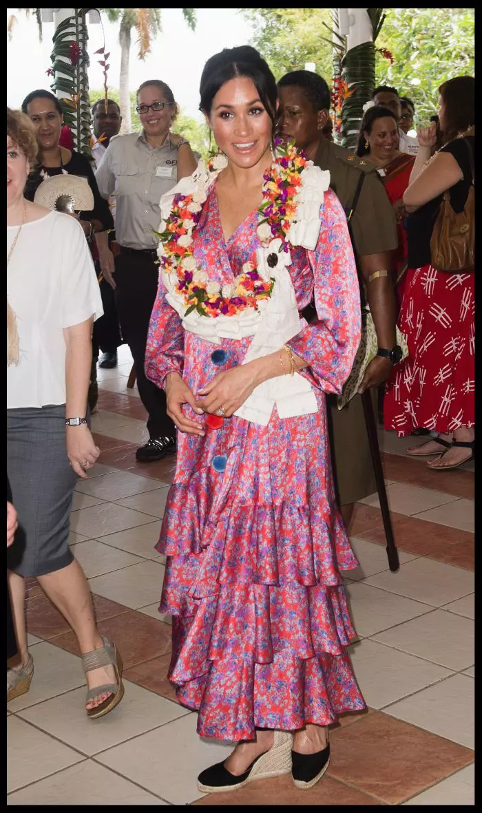 Meghan Markle, în turneul regal în Fiji. Ducesa de Sussex poartă espadrile cu talpă înaltă, deși se află la o recepție.