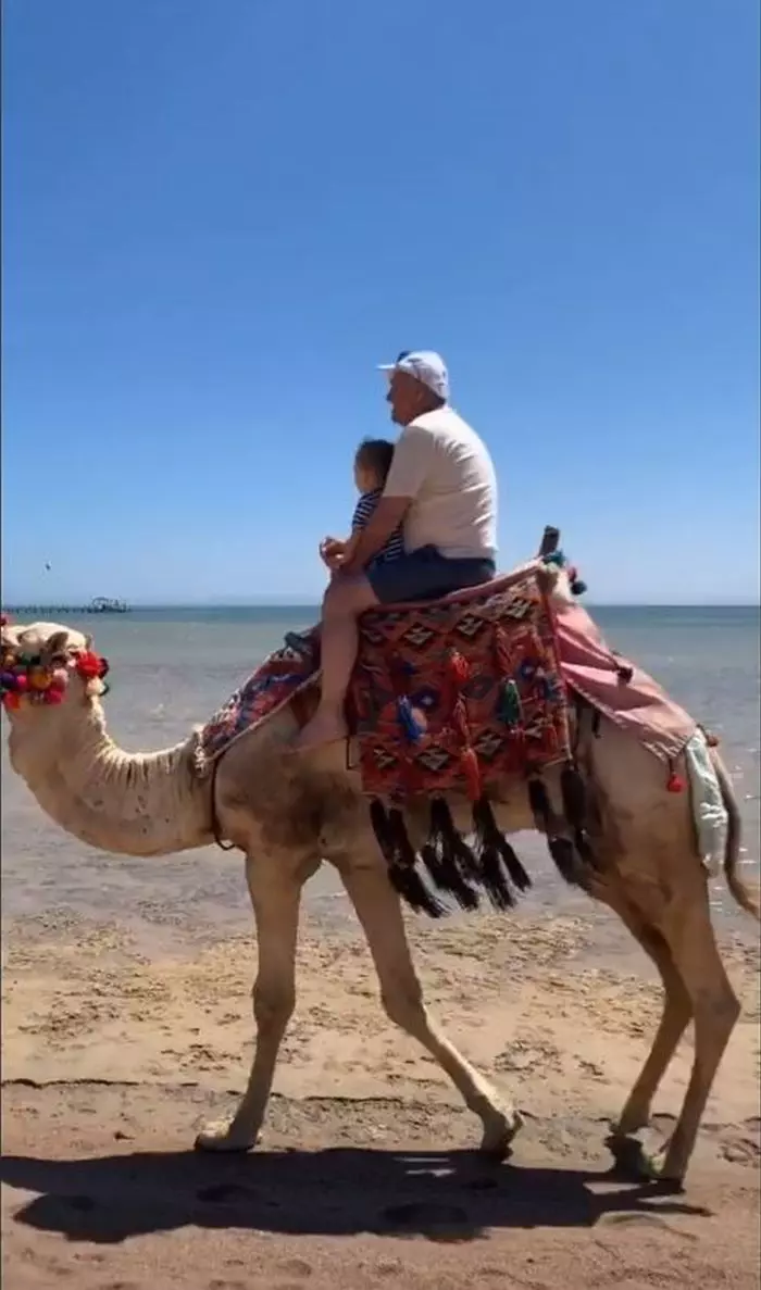 Alexandru, fiul Adelei Popescu, în vacanță