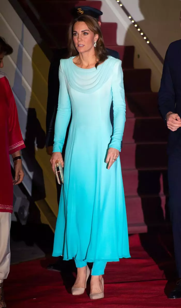 Kate Middleton, superbă în albastru! Ducesa de Cambridge a purtat ținute de inspirație etnică în Pakistan