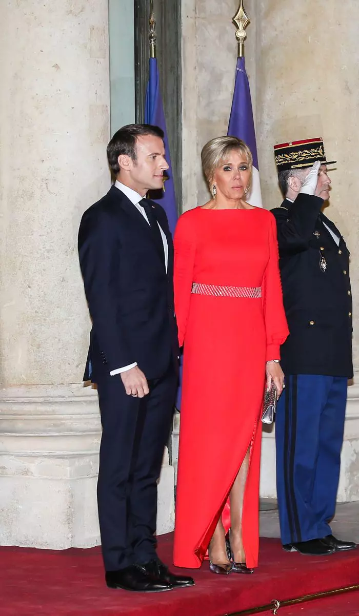 Prima Doamnă a Franței pare să fi apelat la beneficiile chirurgiei estetice.