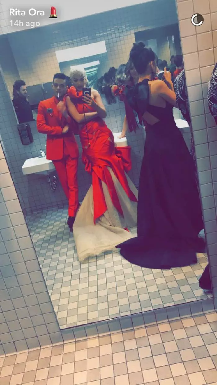 Rami Malek, perfect asortat cu însoțitoarea lui, la un shooting ad-hoc