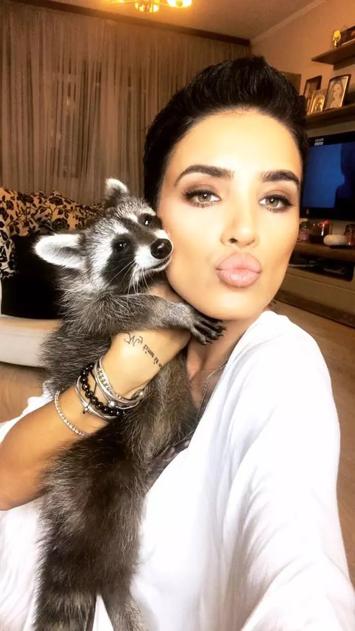 Adelina Pestrițu și ratonul ei, Cindy