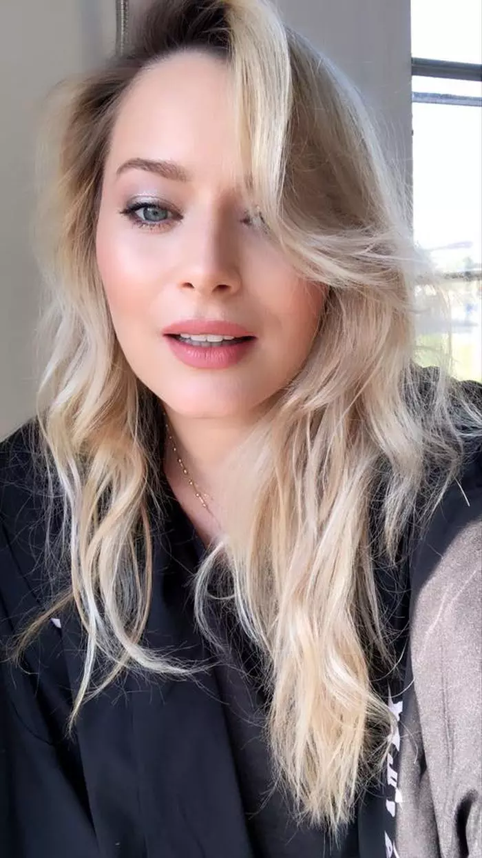 Cum o alinta Laura Cosoi pe fiica sa