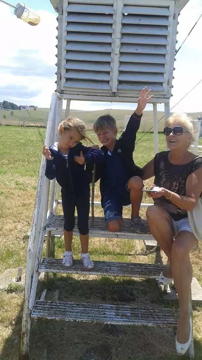 Mama Alinei Vidican și nepoții