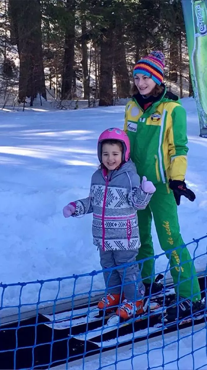 Elena Băsescu şi-a dus copiii la schi