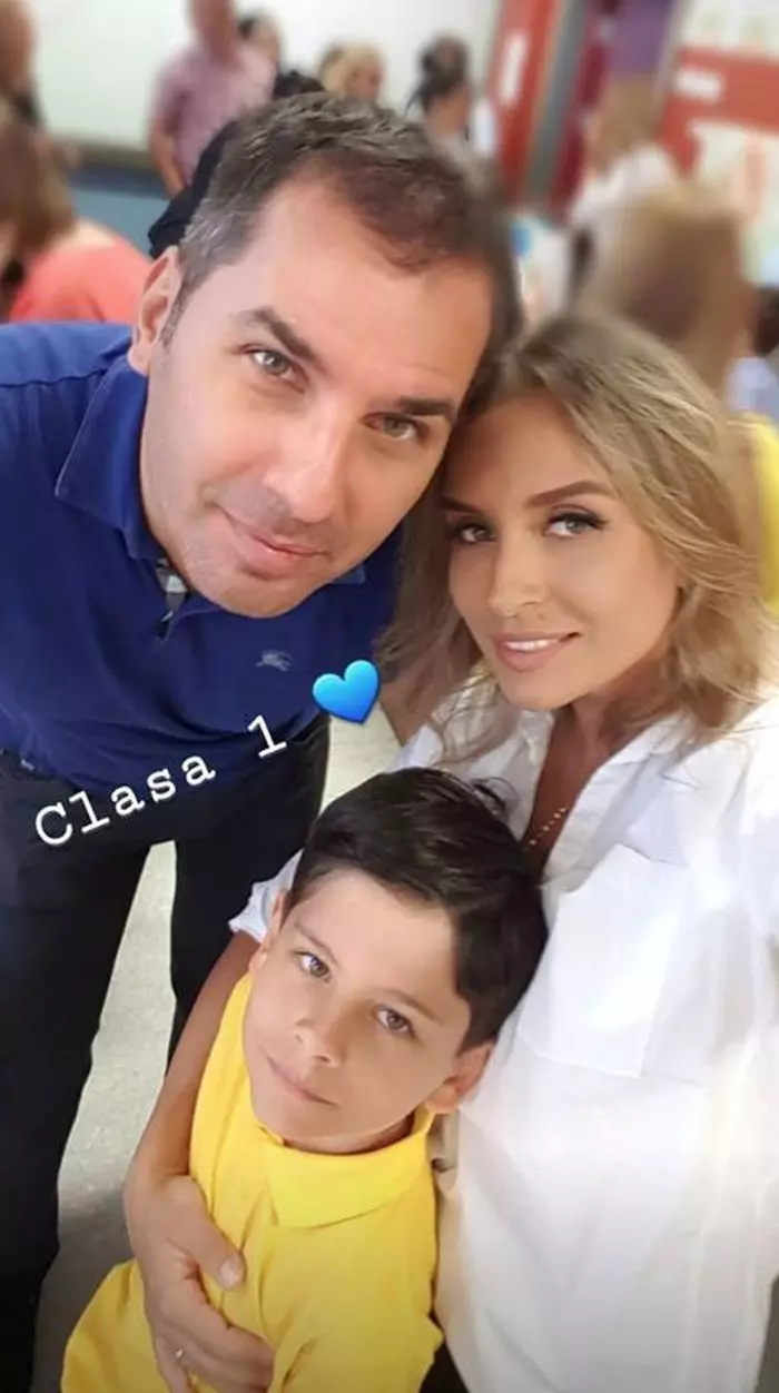 Adina Halas și băiețelul ei în prima zi de școală