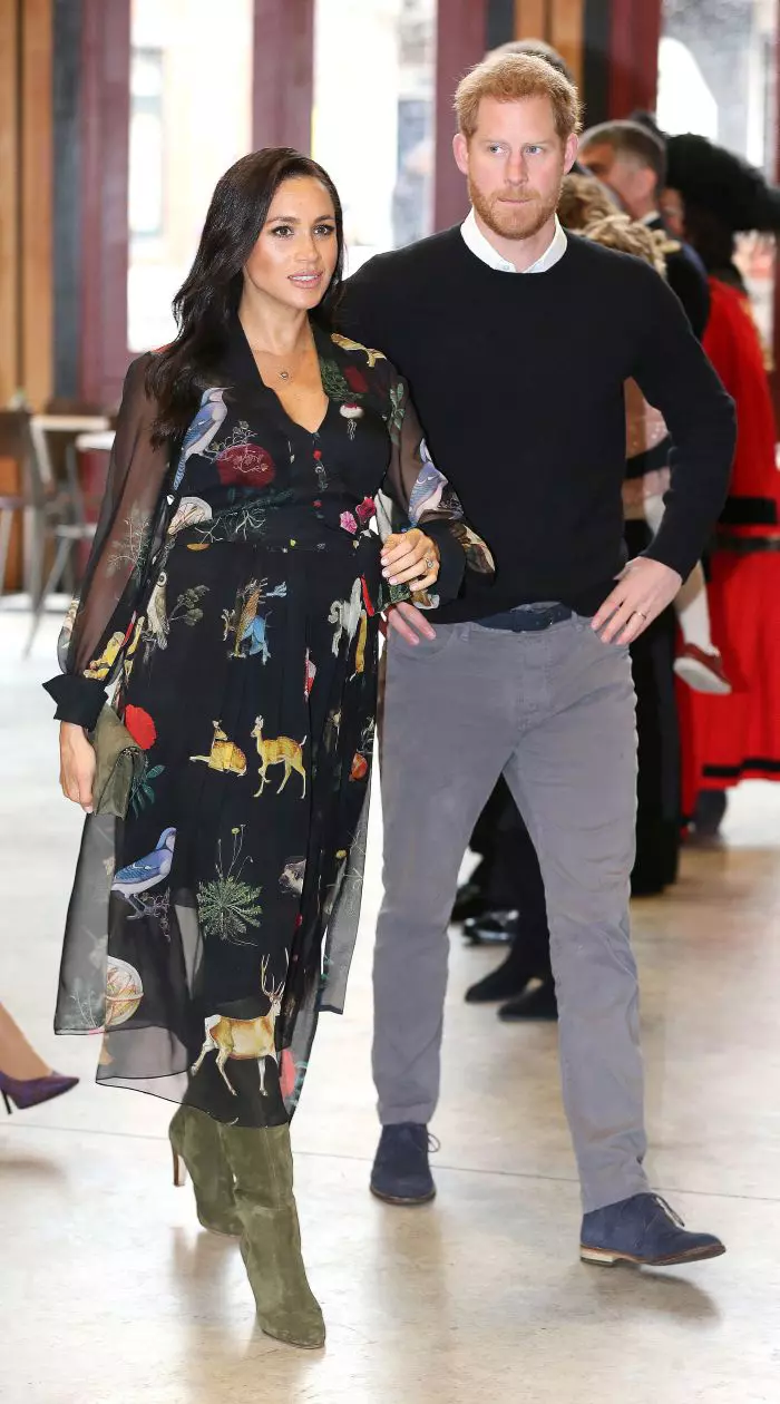 În vizită la Bristol Old Vic Theatre, Meghan a purtat un outfit Oscar de la Renta.