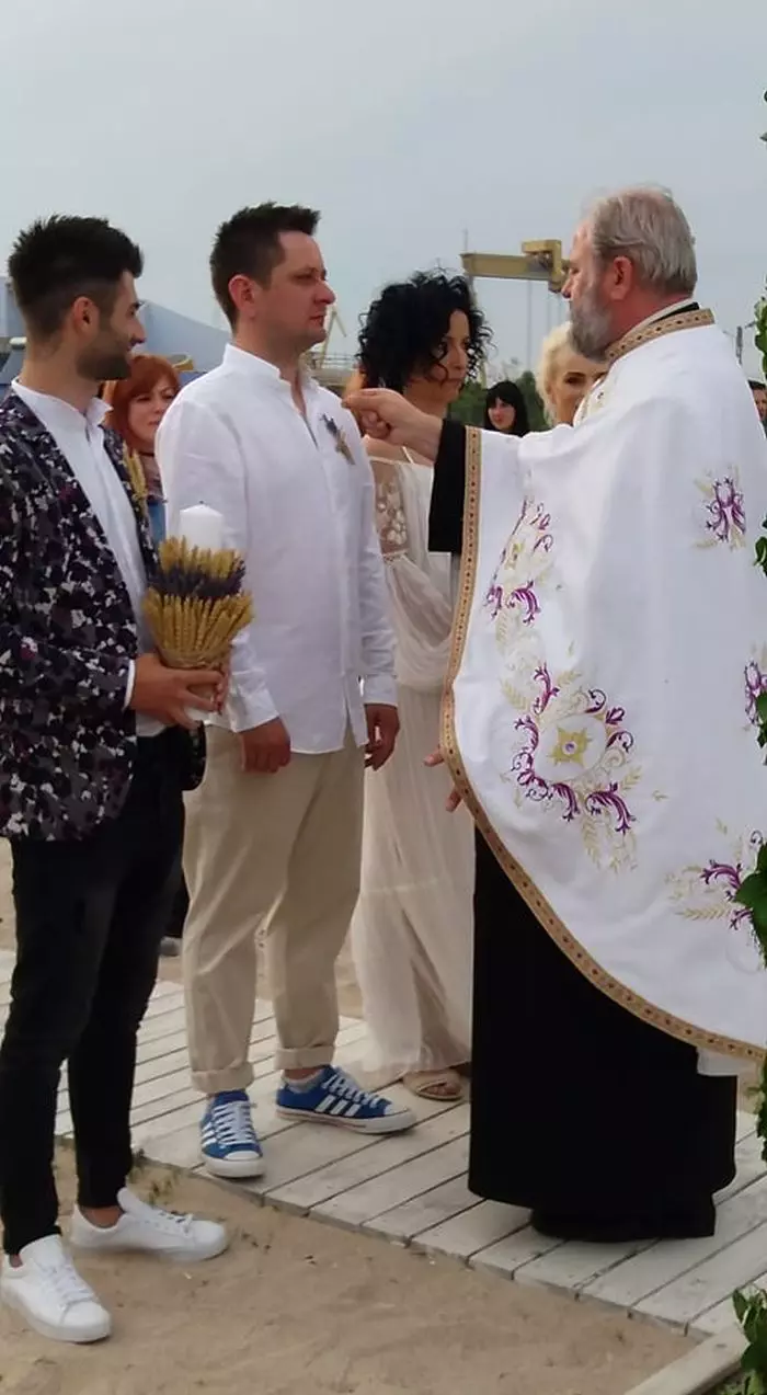 Preotul Ștefan Popa oficiază Sfânta Taină a Cununiei.