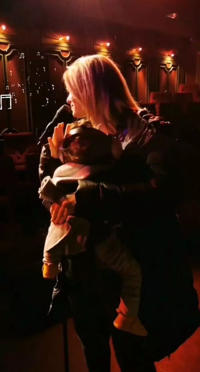 Feli își ia fetița cu ea la studio