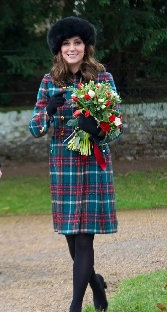 Kate Middleton și faimoasa ei căciulă din blană de alpaca (animalul a murit de moarte naturală).