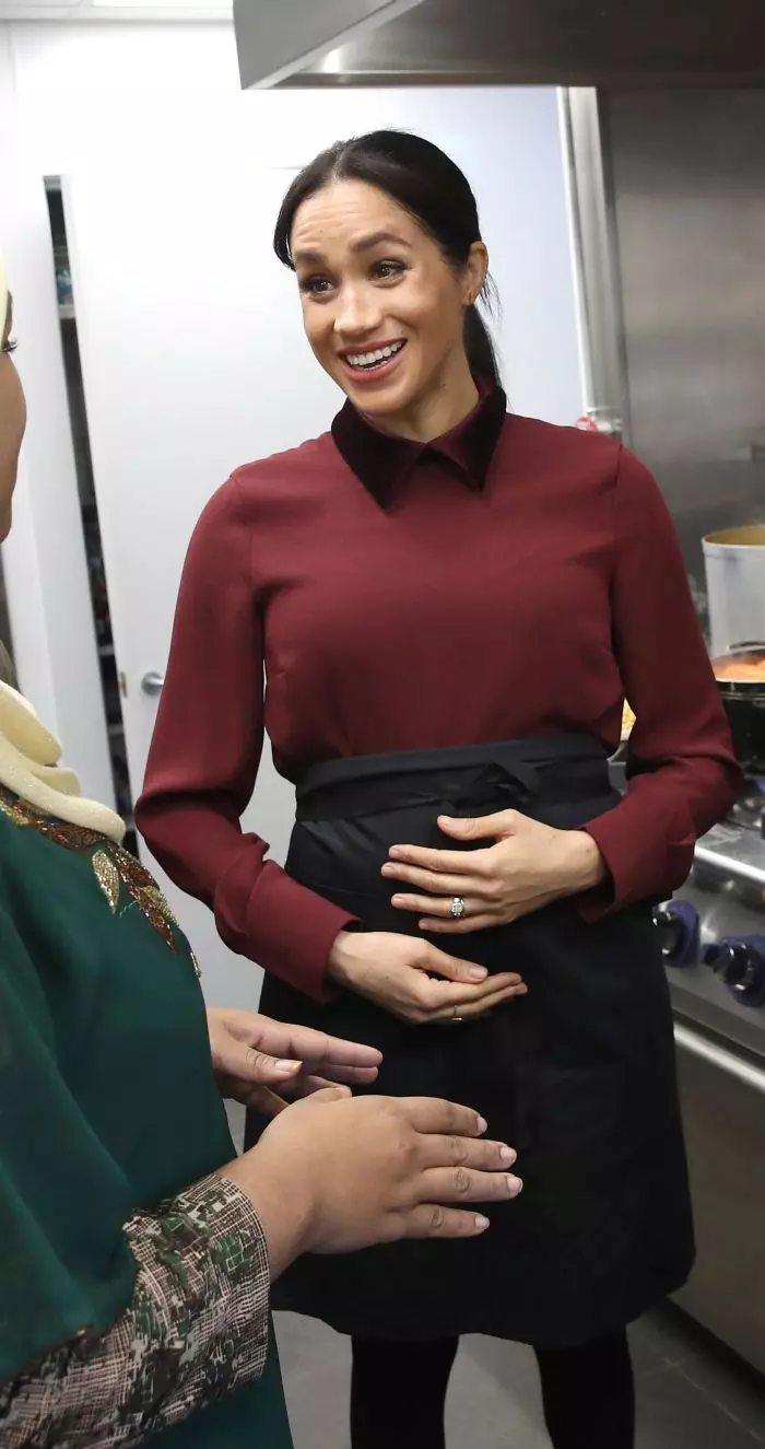Meghan Markle, cu mâna pe burtică