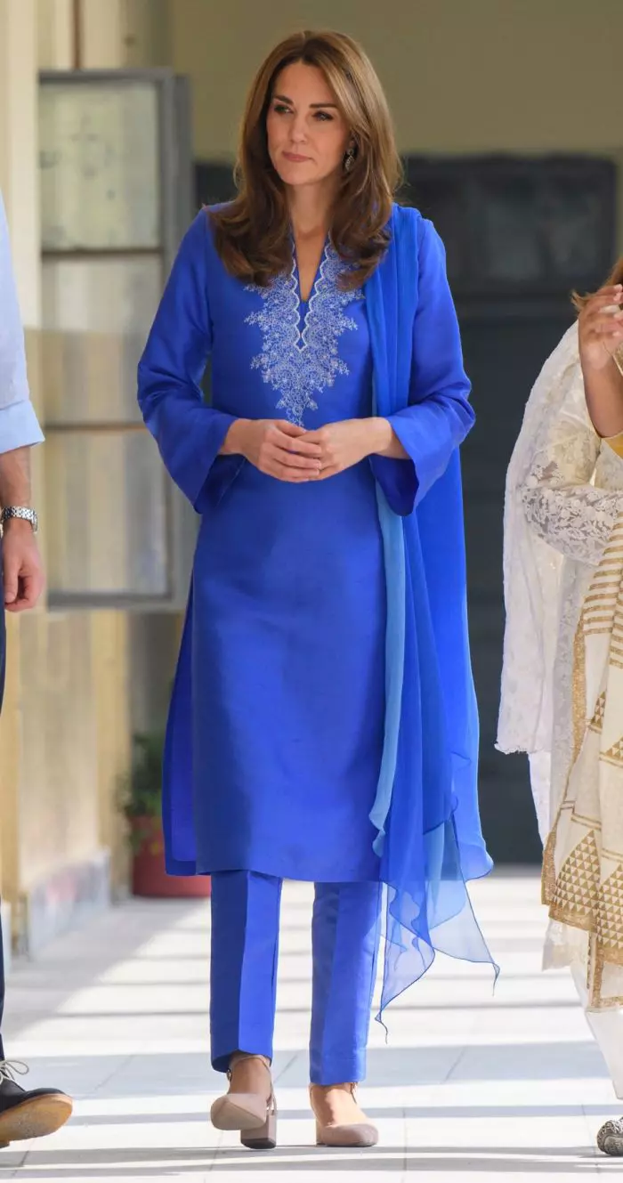 Kate Middleton, superbă în albastru! Ducesa de Cambridge a purtat ținute de inspirație etnică în Pakistan