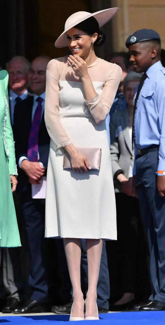 Meghan Markle a participat la ziua de naștere a Prințului Charles, care a împlinit 70 de ani. Este prima apariție oficială a lui Meghan Markle în calitate de Ducesă de Sussex. A fost și pentru prima oară când a purtat ciorapi...