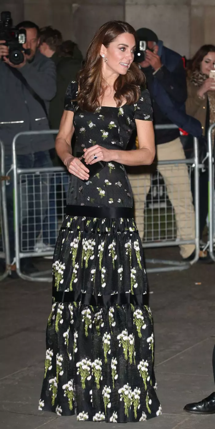 Kate Middleton, sexy într-un superb outfit Alexander McQueen.