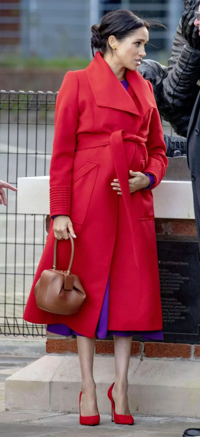 Meghan Markle, cu mâna pe burtică