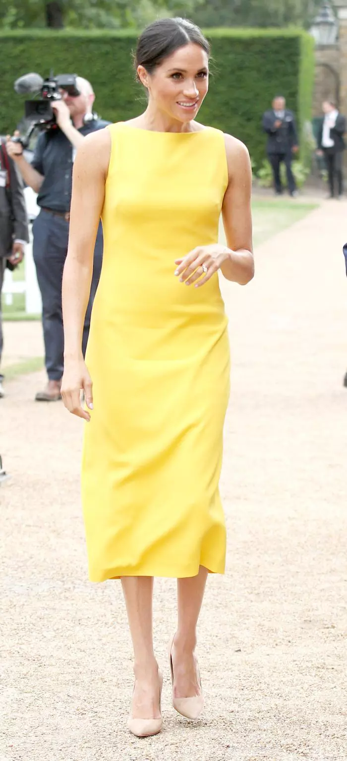 Meghan arată spectaculos într-o superbă rochie galbenă Brandon Maxwell - 1.495 $.