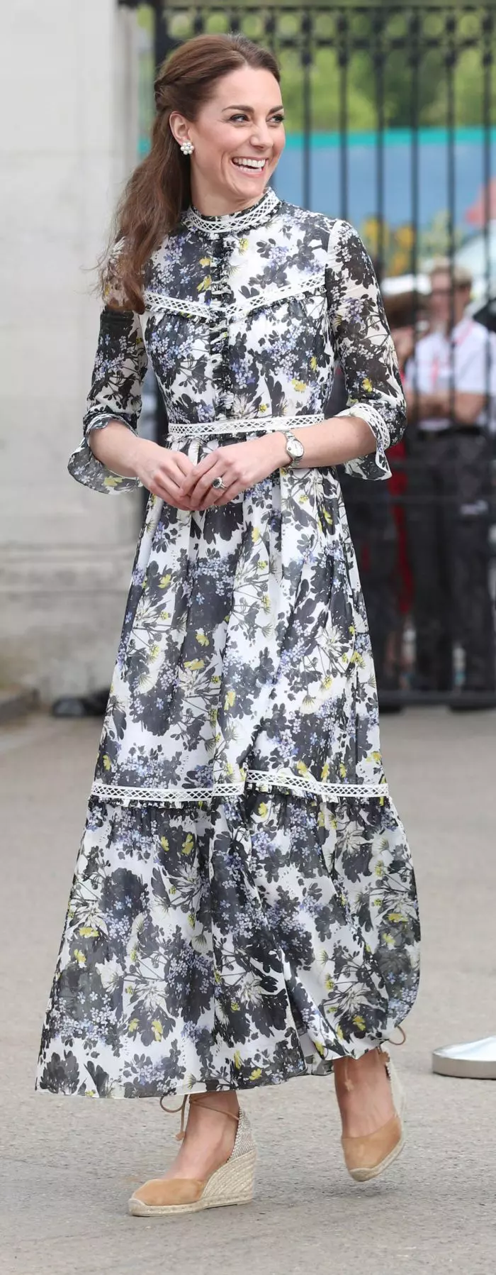 Atât Meghan Markle, cât și Kate Middleton poartă același tip de sandale.