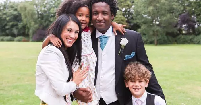 Sarah, alături de familia ei