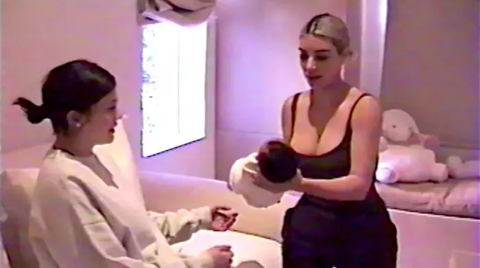 Kim îi face cunoștință surorii sale mai mici, Kylie, și ea însărcinată, cu fetița ei și a lui Kanye West, venită pe lume prin intermediul unei mame-surogat.