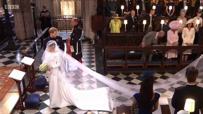 Meghan Markle a purtat o rochie de mireasa Givenchy.