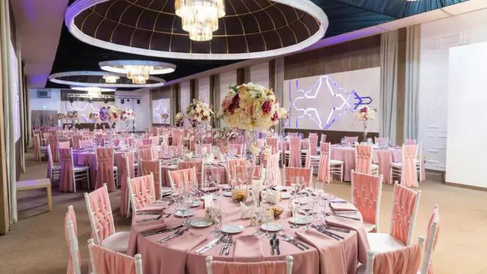 Gabriela Cristea a ales un decor cu mov și roz pentru botezul lui Iris