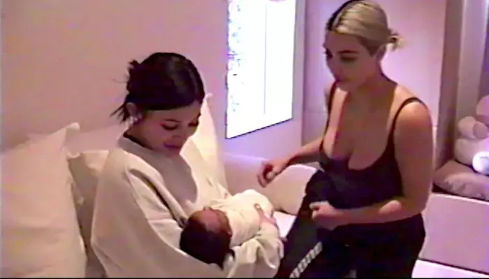 Kim, Chicago și Kylie, care a născut și ea două săptămâni mai târziu.