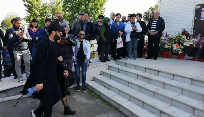 Marius Lăzărescu, fostul iubit al lui Răzvan Ciobanu, a sosit printre primii la înmormântarea designerului.