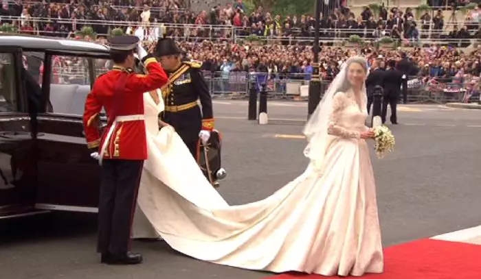 Rochia de mireasă a lui Kate Middleton a fost copiată de brandurile  mass-market și produsă în mii de exemplare.