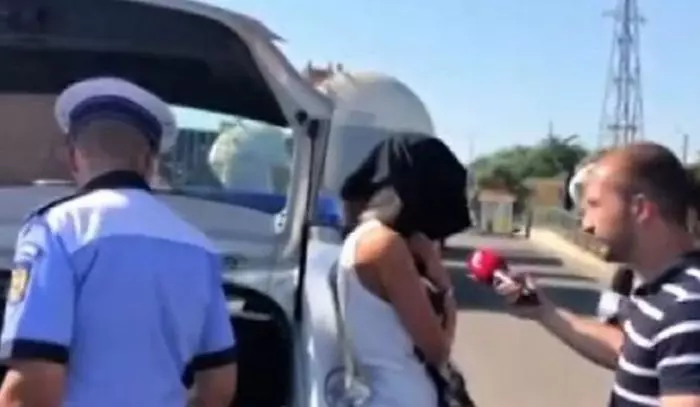 Bianca Drăgușanu, în momentul în care șoferul care o transporta la București a fost prins la volan sub influența drogurilor. Foto:captură România TV