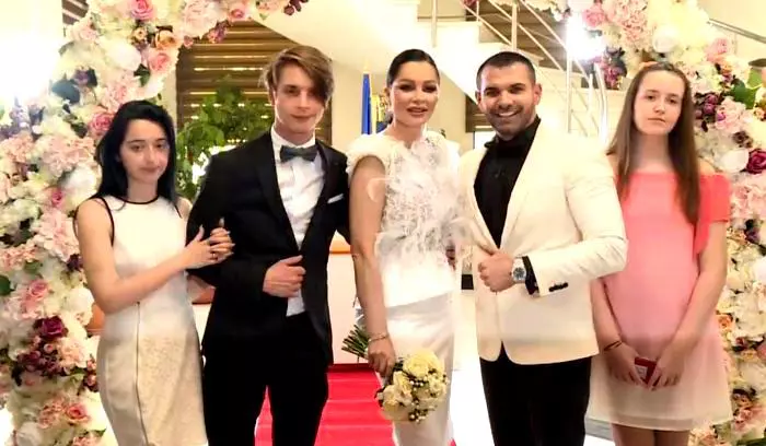 Brigitte-Năstase-si-Florin-Pastramă-alături-de-copiii-vedetei-2-1