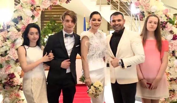 Brigitte-Năstase-si-Florin-Pastramă-alături-de-copiii-vedetei-2-1