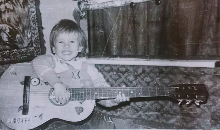 Florin Ristei a învățat să cânte la chitară de la fratele lui