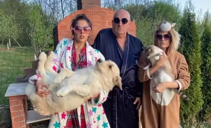 Bebe-Cotimanis-si-familia