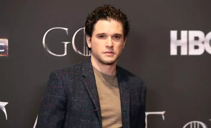 Jon Snow din "Game of thrones" și-a schimbat look-ul. Kit Harington a atras toate privirile la un eveniment