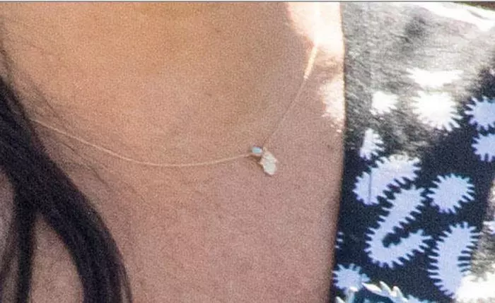 Acesta este colierul cu două pandantive purtat de Meghan Markle în Africa