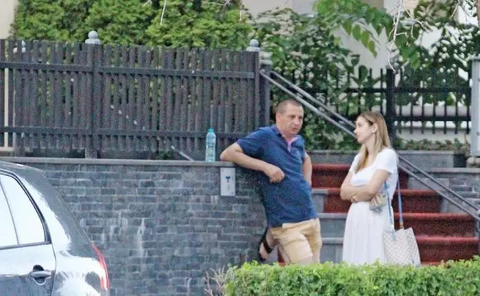 Irina Tînase, de vorbă cu șoferul lui Liviu Dragnea. Imagini surprinse de fotoreporterii Click! (foto Blitz)