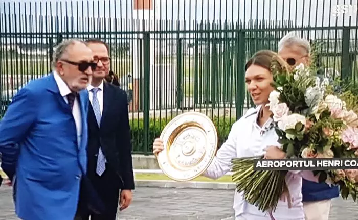 Simona Halep întâmpinată la aeroport de Ilie Năstase și Ion Țiriac